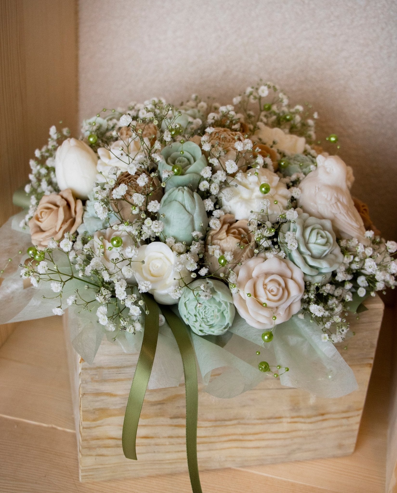 Wieczny bukiet woskowy elegancki Zapachowy w drewnie zielony - AURORA Meble i Dodatki - wnętrza z wyobraźnią Wieczny bukiet woskowy elegancki Zapachowy w drewnie zielony - Świece i zapachy - AURORA Meble i Dodatki - wnętrza z wyobraźnią